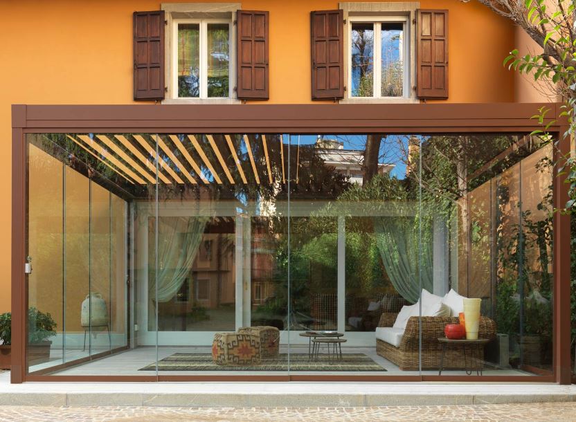 PERGOLA BIOCLIMATICA A LAMELLE ORIENTABILI ADDOSSATA VISION PRATIC